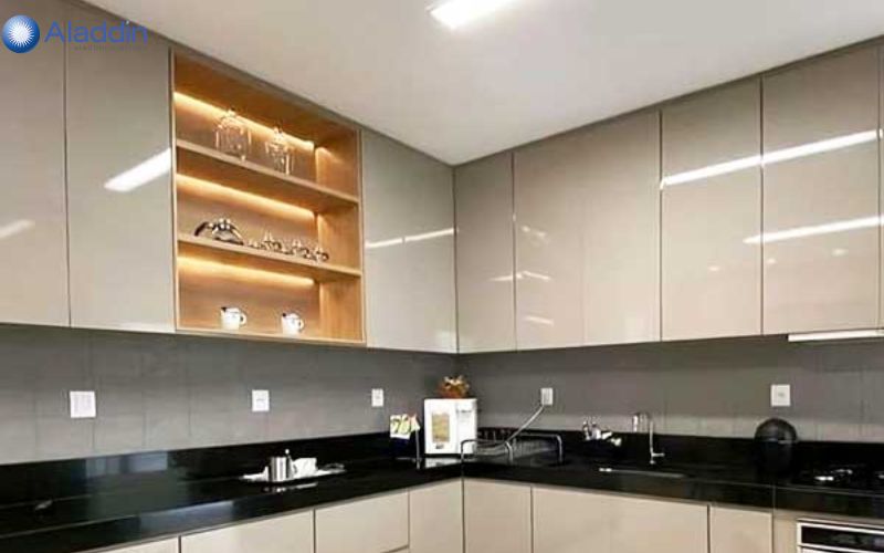 Mẫu tủ bếp inox cánh kính chữ L