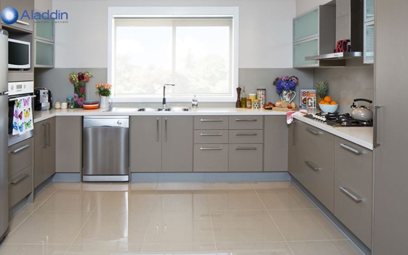 Mẫu tủ bếp inox cánh kính chữ U