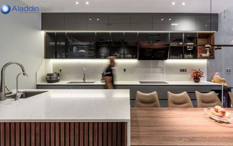 Mẫu tủ bếp inox cánh kính có bàn đảo 