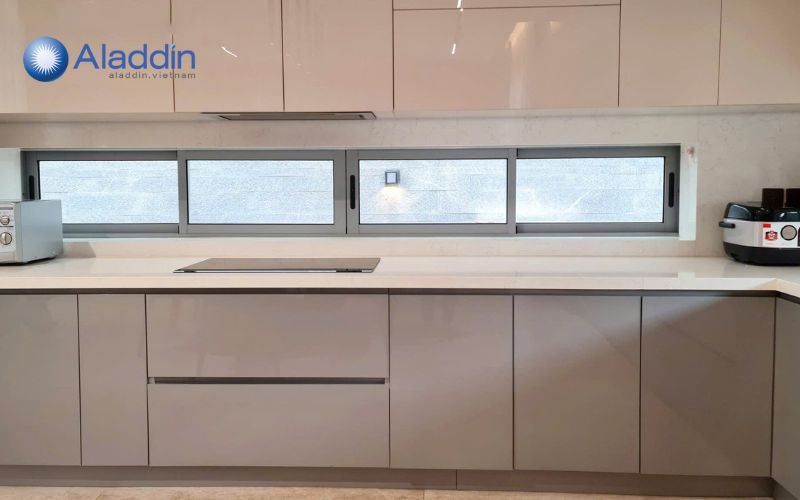 Tủ bếp cánh kính chữ U phù hợp với không gian bếp rộng rãi